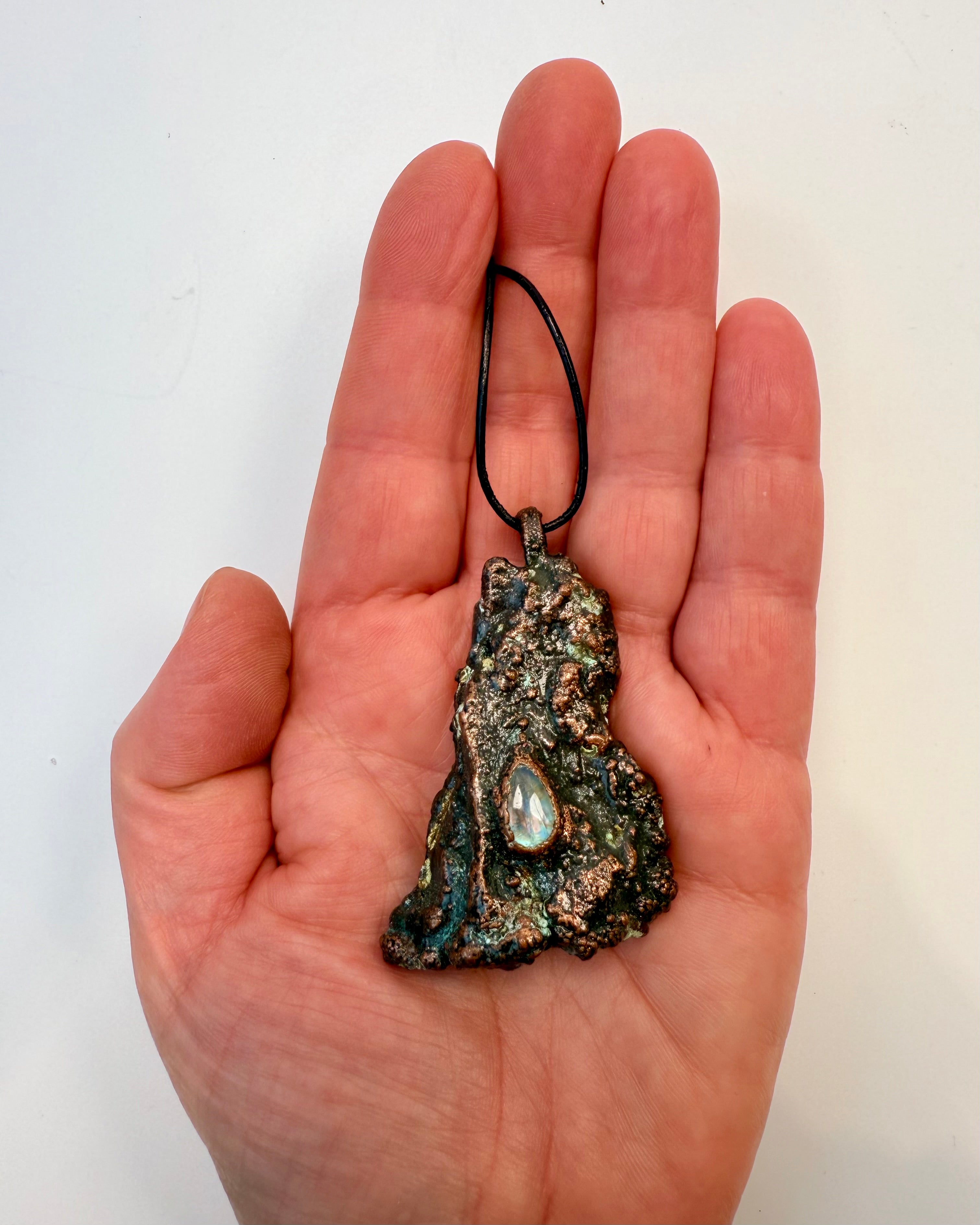 KUN FOR DE INDVIEDE - MAGISK TALISMAN - UNIKA