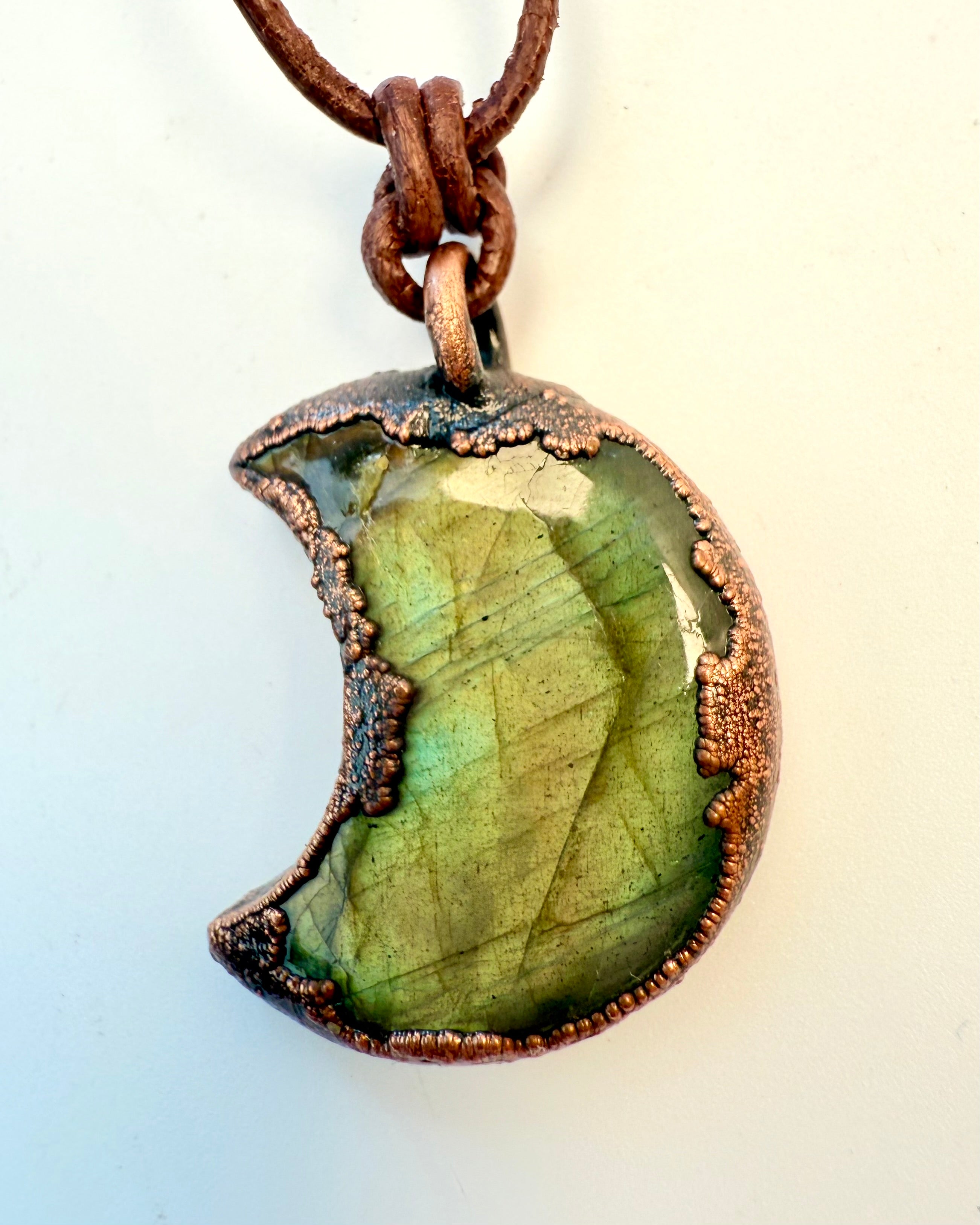 RHYTHM OF THE MOON - AMULET