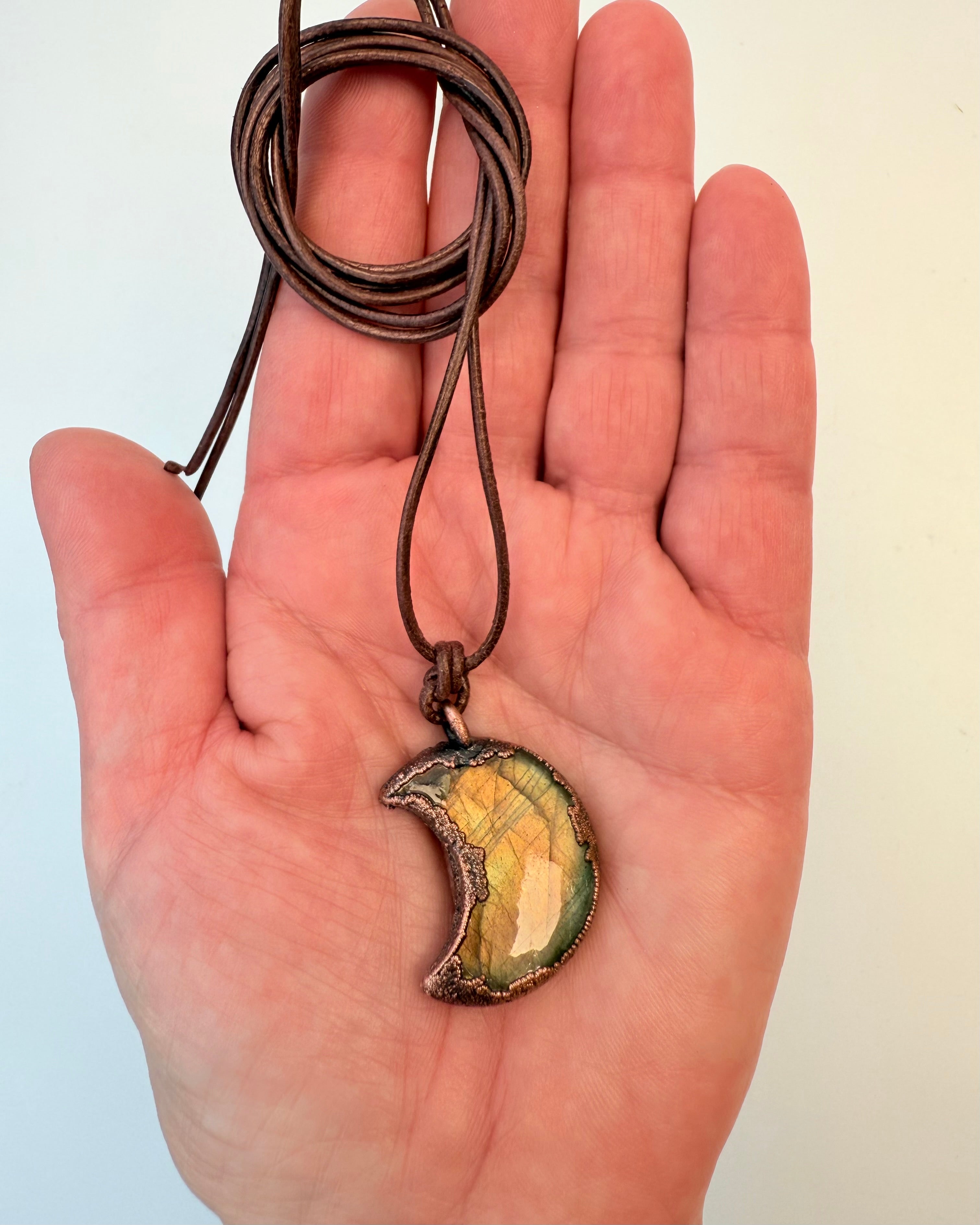 RHYTHM OF THE MOON - AMULET