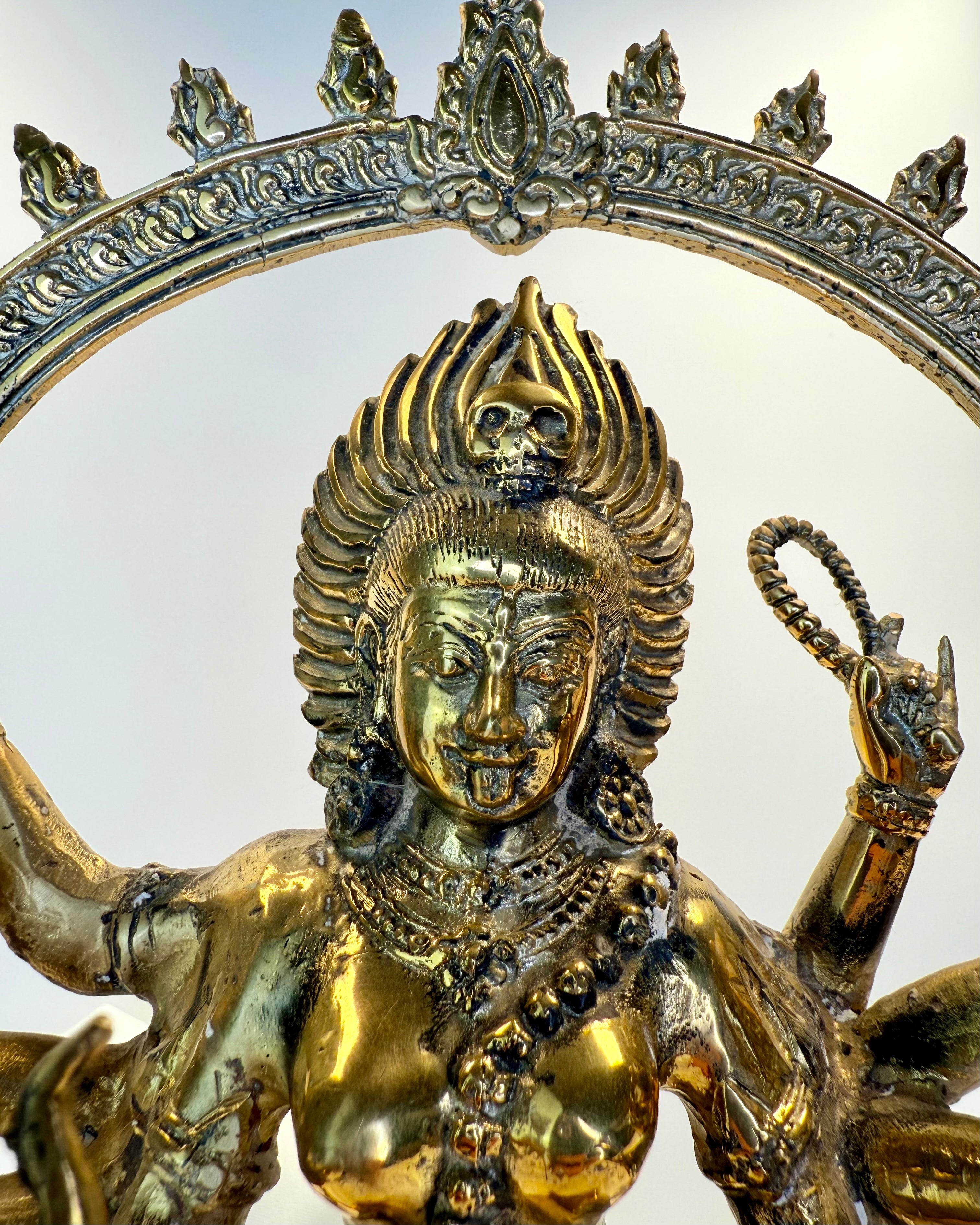 OPLØSNING AF AFHÆNGIGHED OG VANER - FIGUR - UNIKA