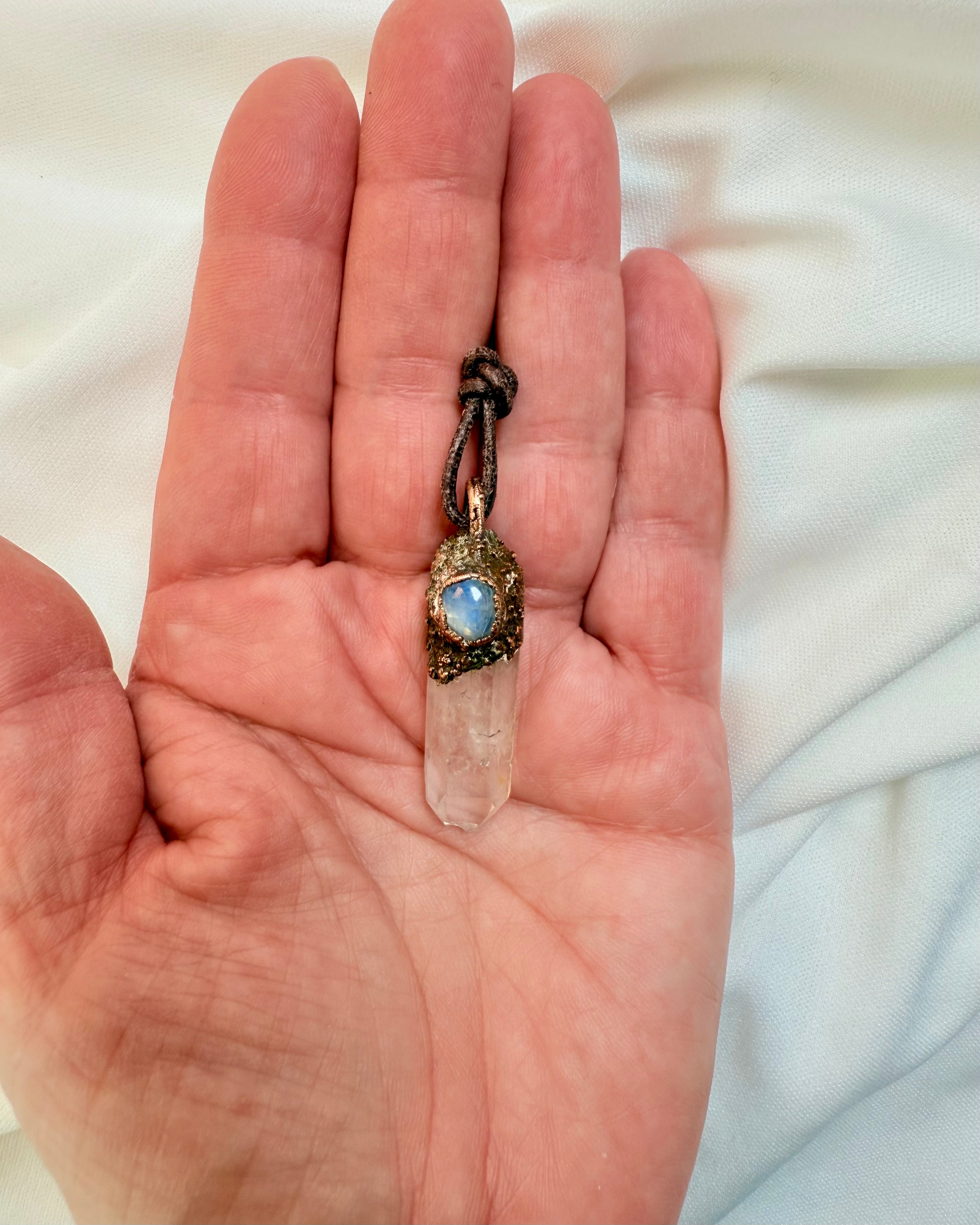 UNDER OVERFLADEN - AMULET - UNIKA