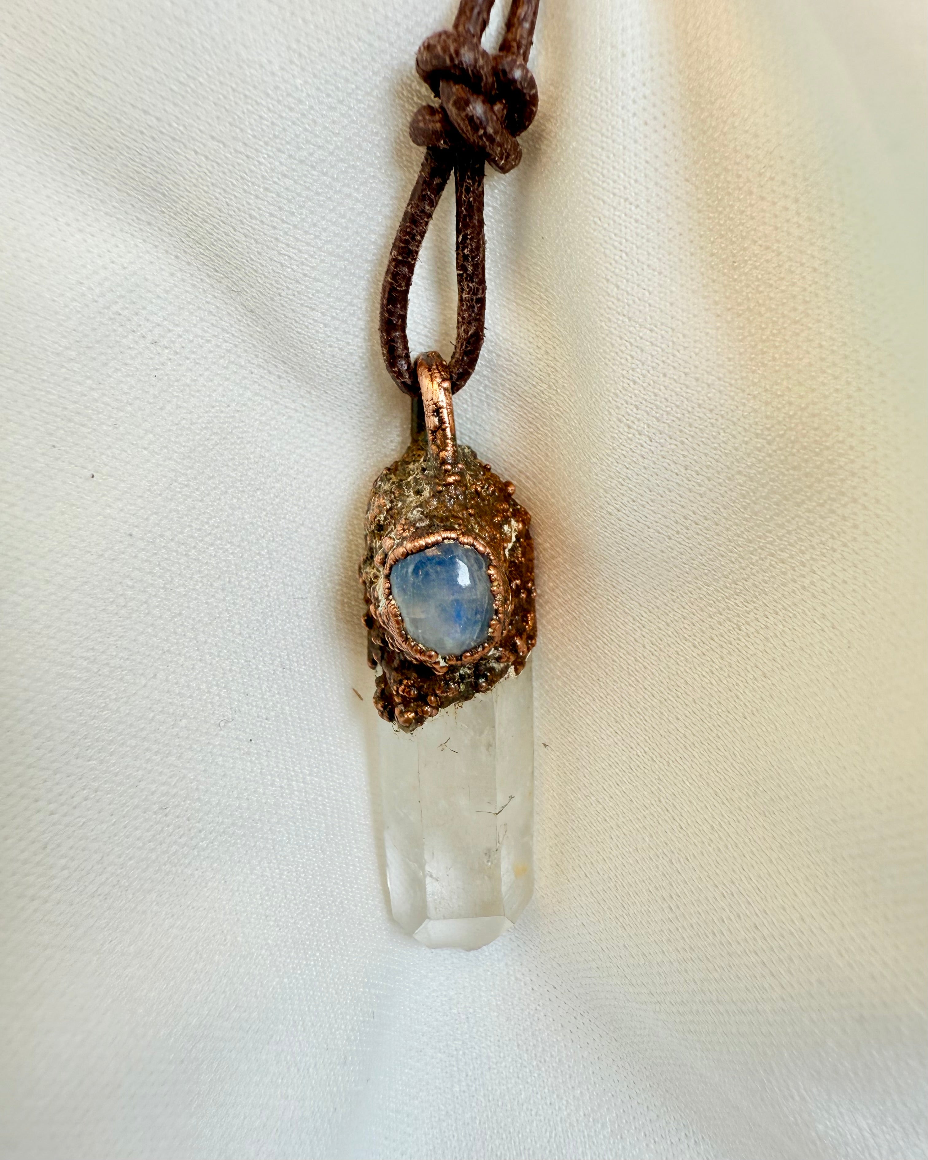 UNDER OVERFLADEN - AMULET - UNIKA