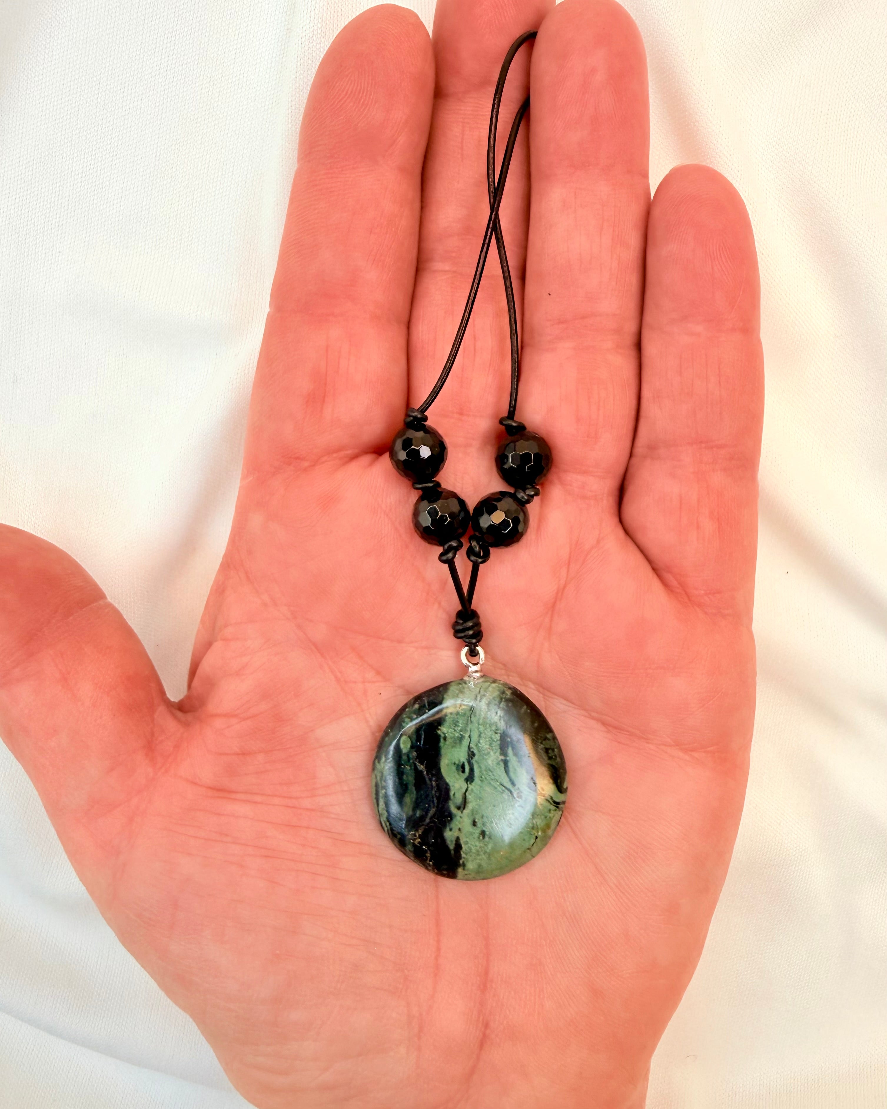 NATTENS SJÆLEREJSE - AMULET - UNIKA
