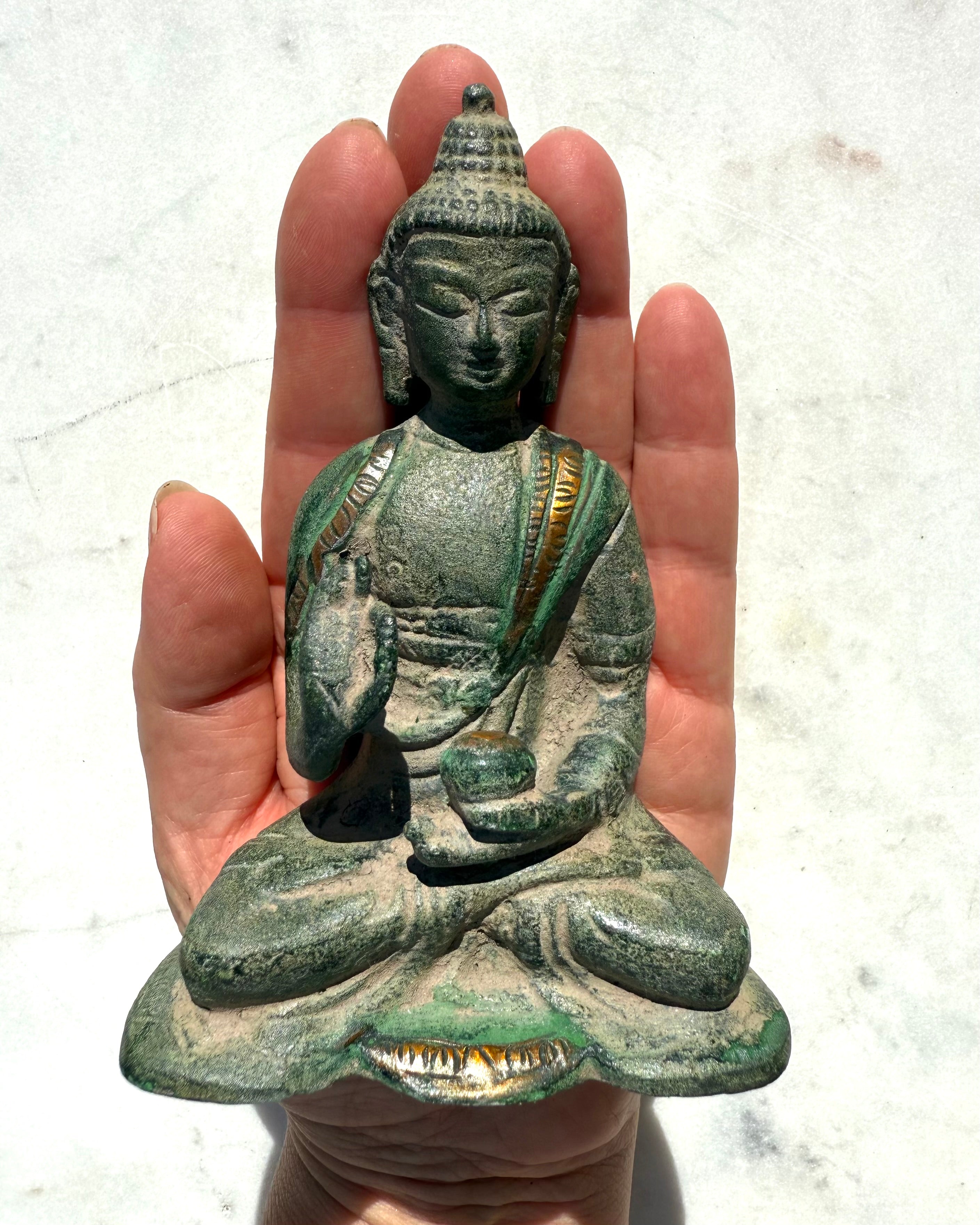 HAN KOMMER MED LYSET - BUDDHA