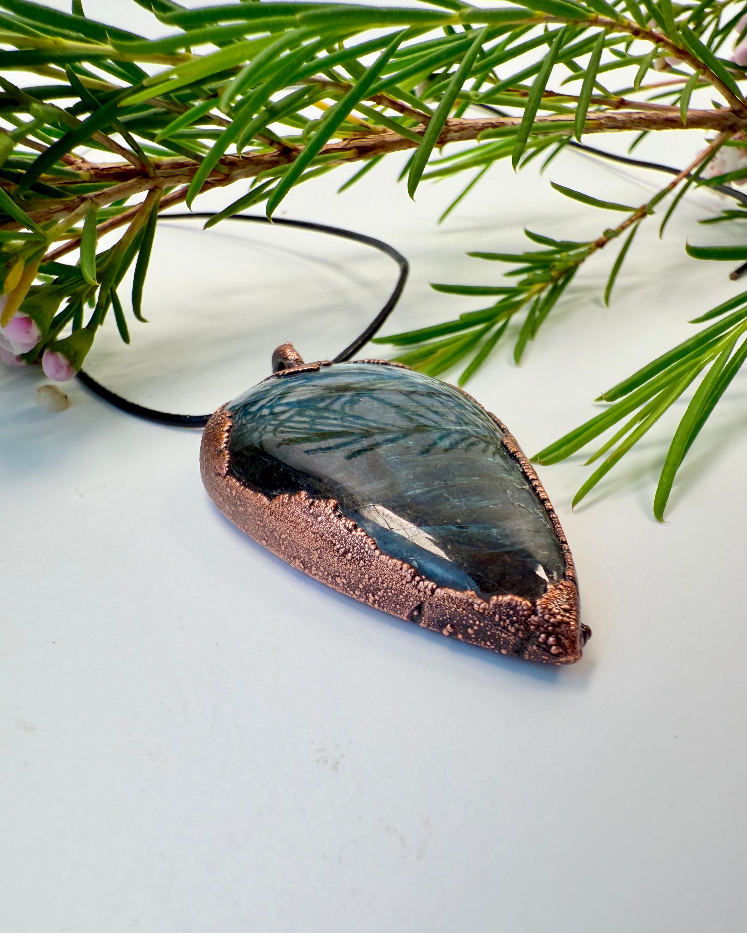 DET SKJULTE SPROG - AMULET - UNIKA