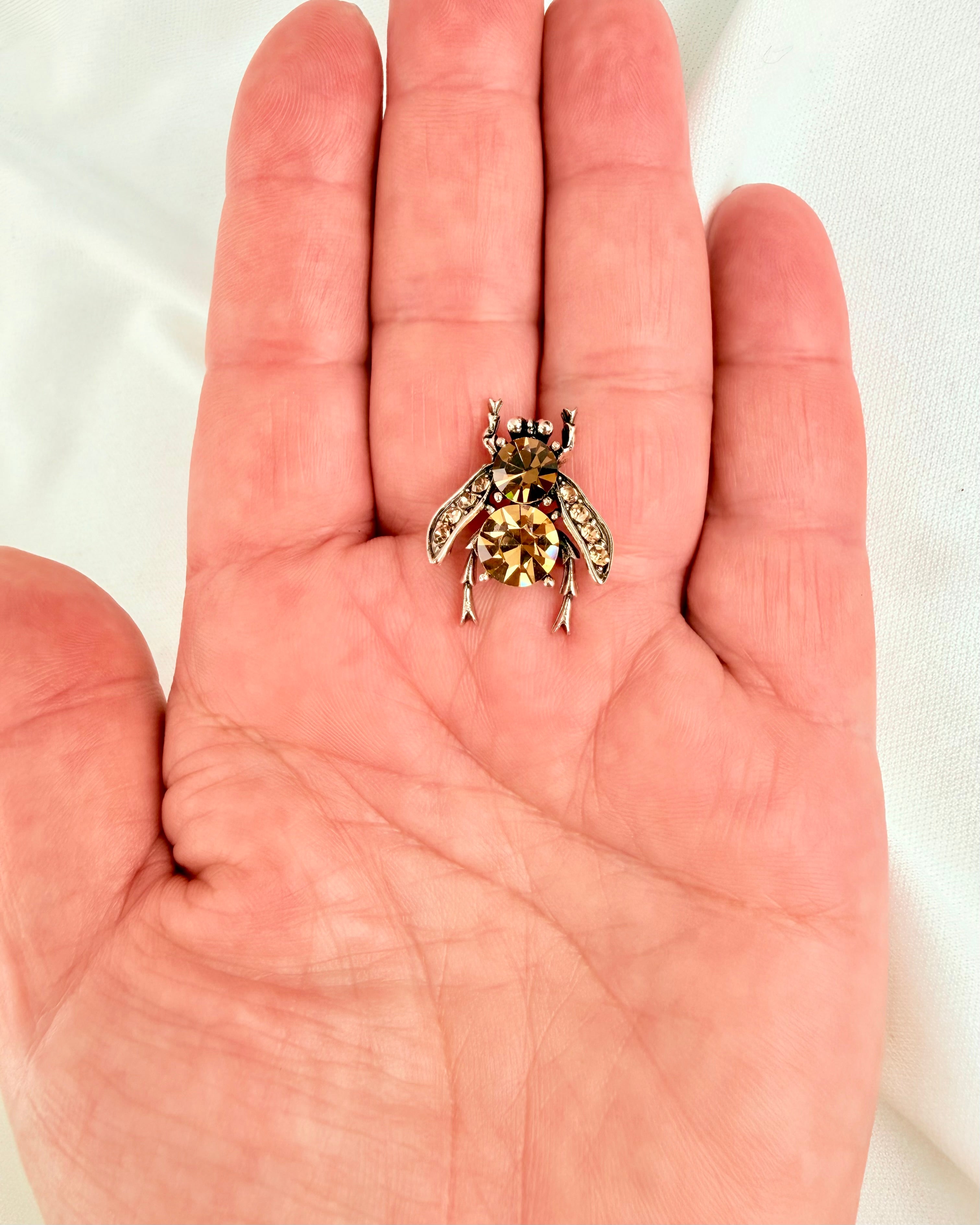 FEMININ STYRKE - HUMLEBI - BROCHE - UNIKA