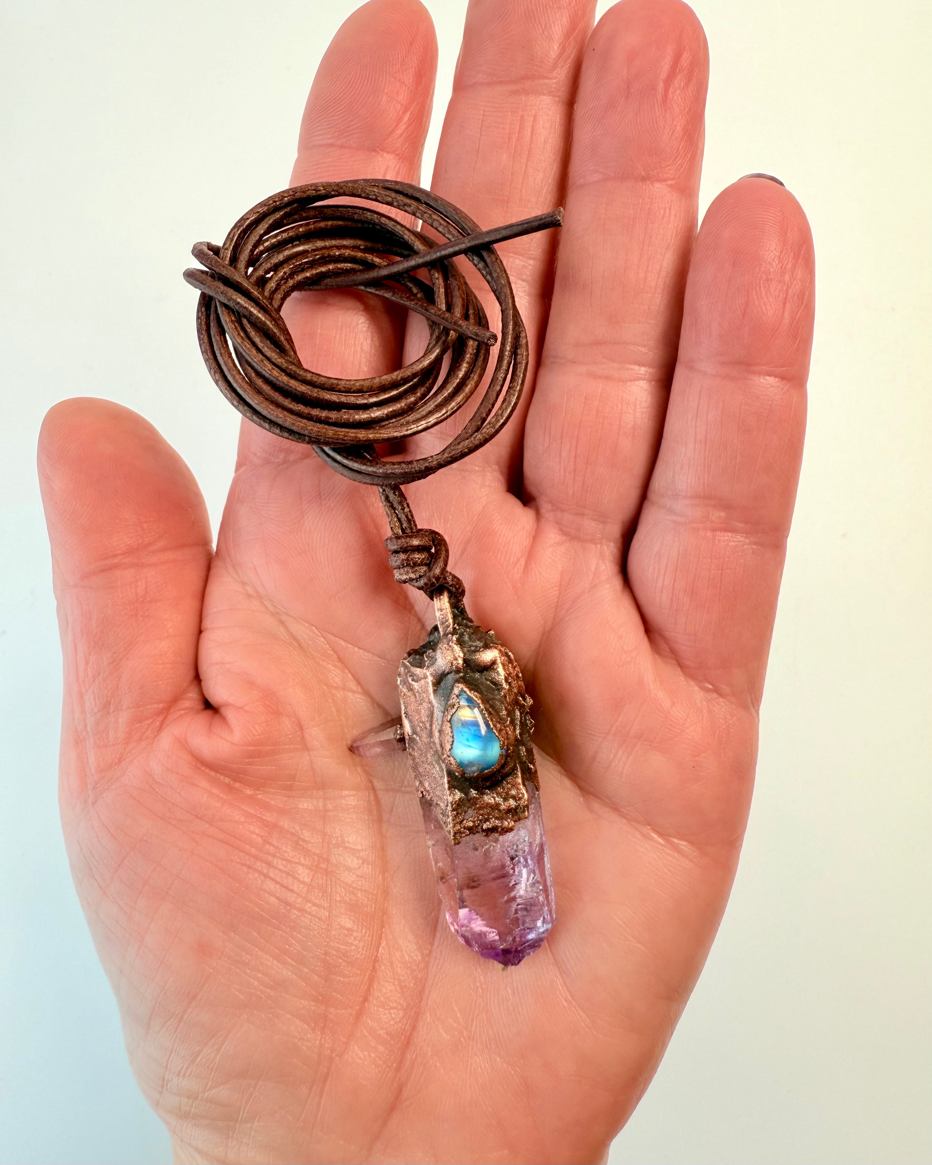 VEJEN  TIL DET USKREVNE - AMULET - UNIKA