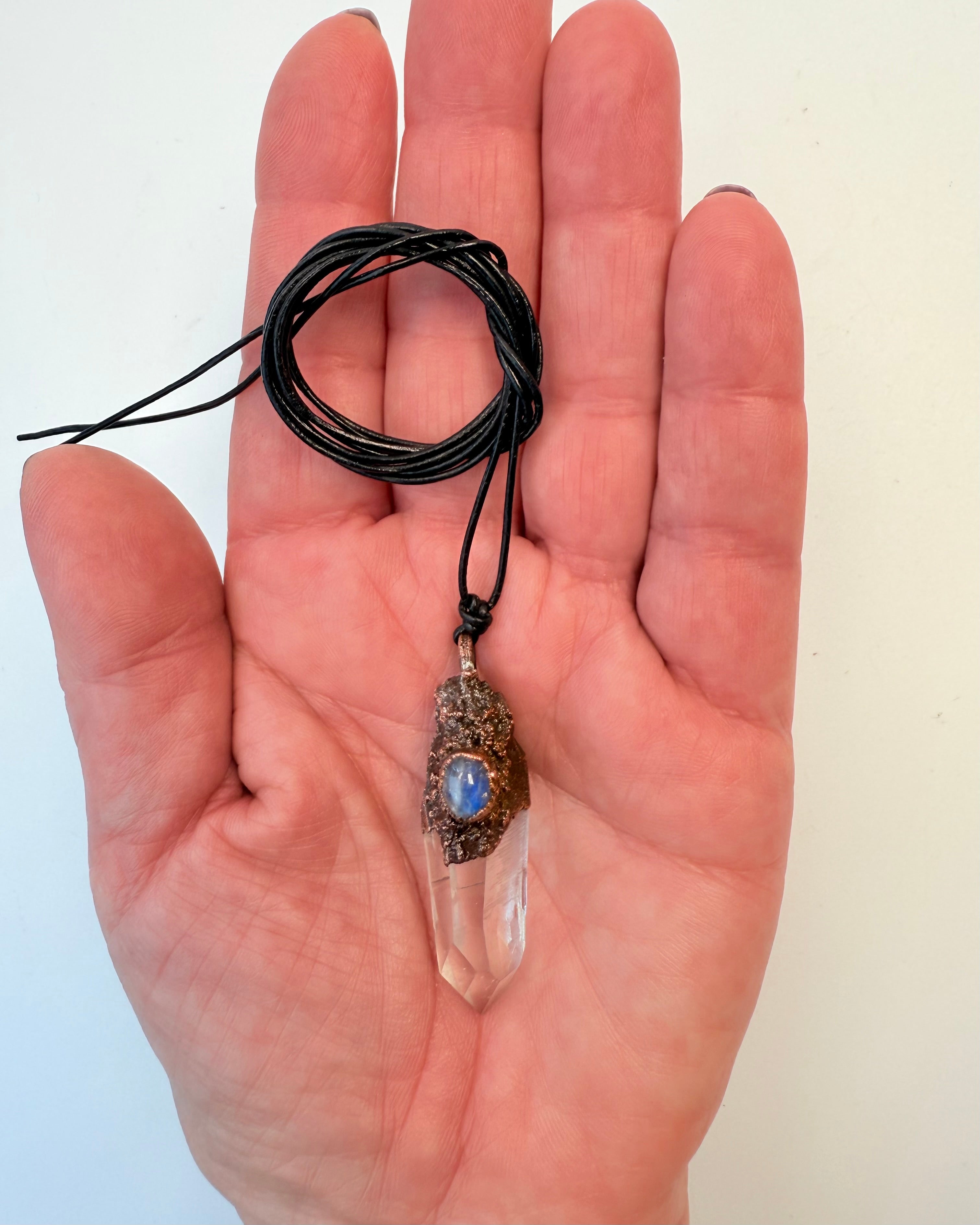 MAGIEN I DIT 3. ØJE - AMULET - UNIKA