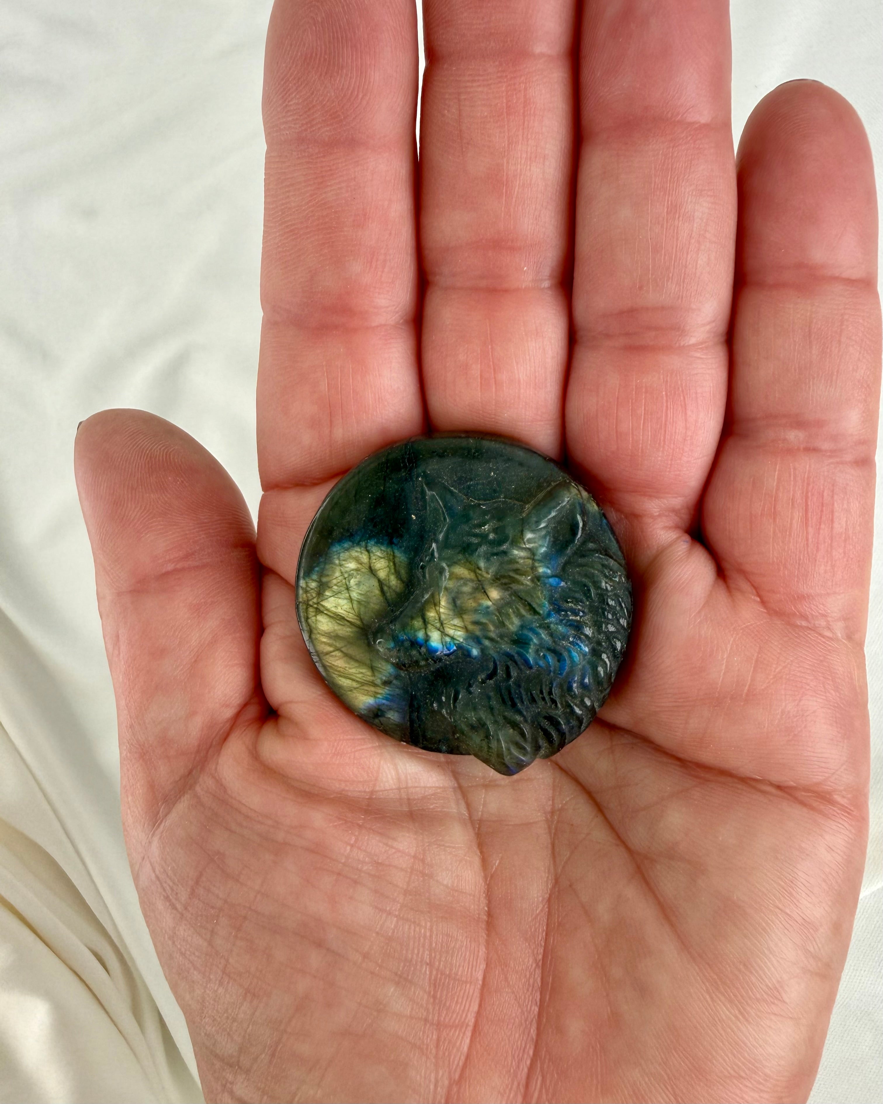 ULVEN, DIN VOGTER OG KRAFTDYR - TALISMAN - KRYSTAL