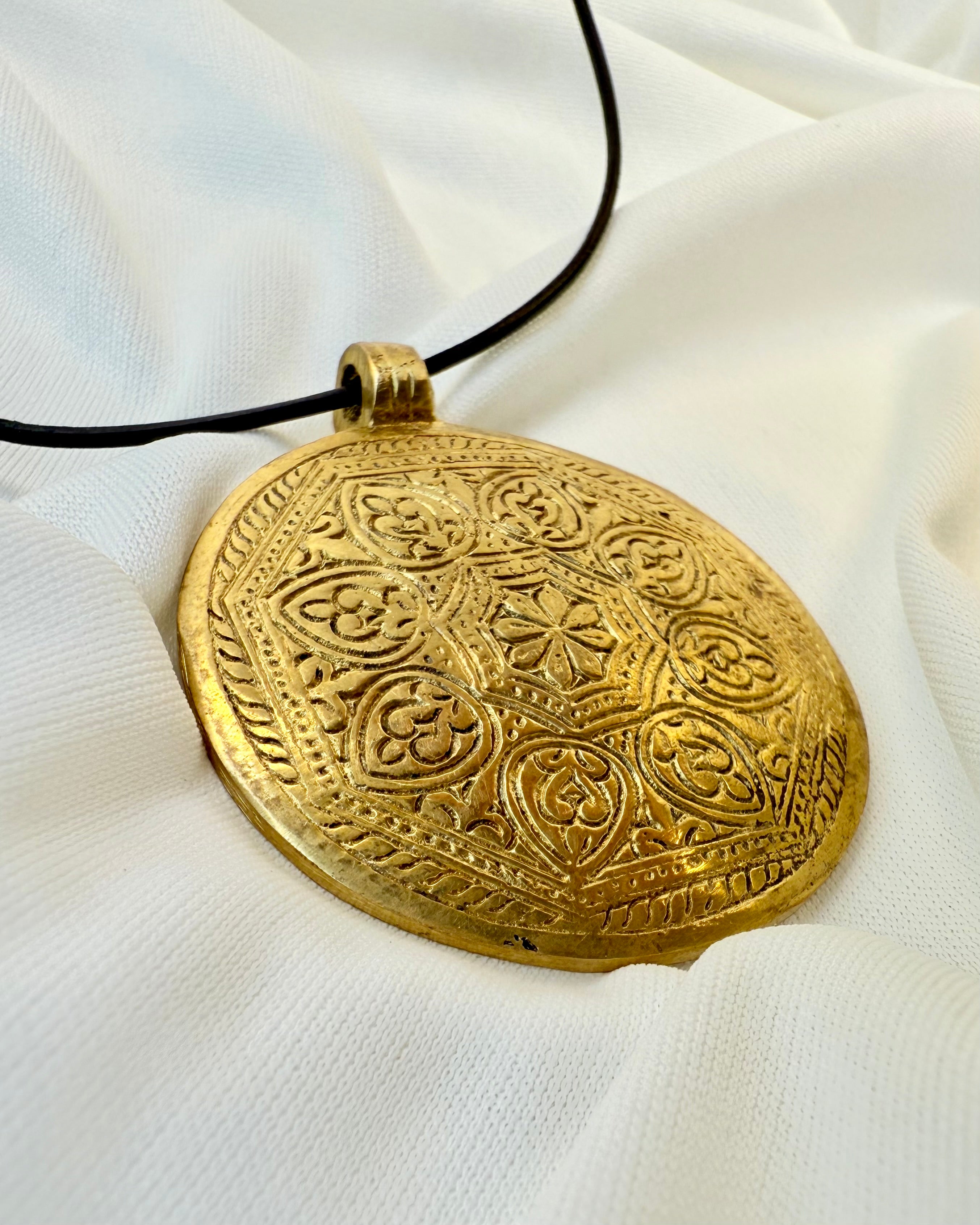 MELLEM HIMMEL OG JORD - AMULET - UNIKA