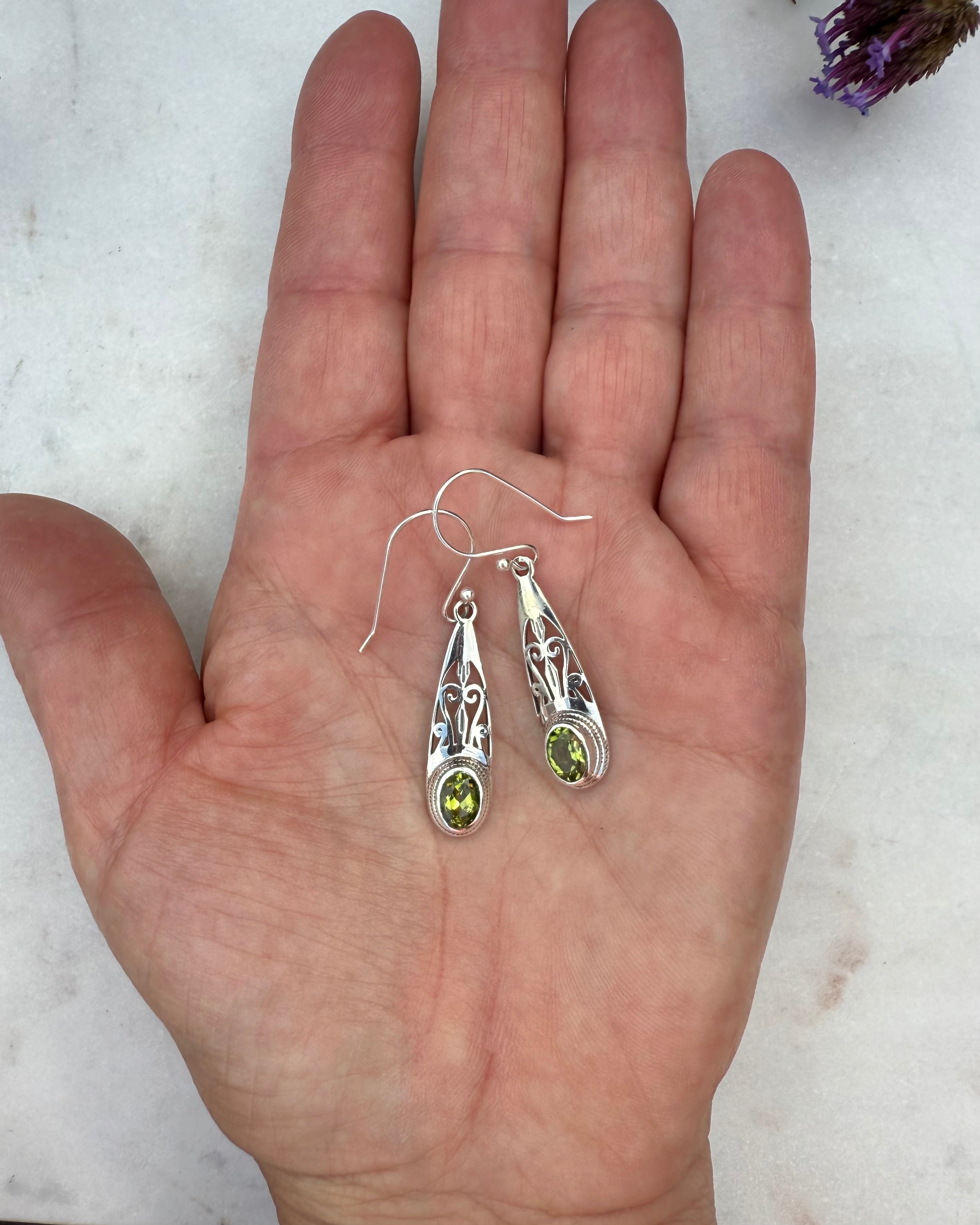 SLUT FRED MED DINE KNUSTE DRØMME - ØRERINGE - UNIKA