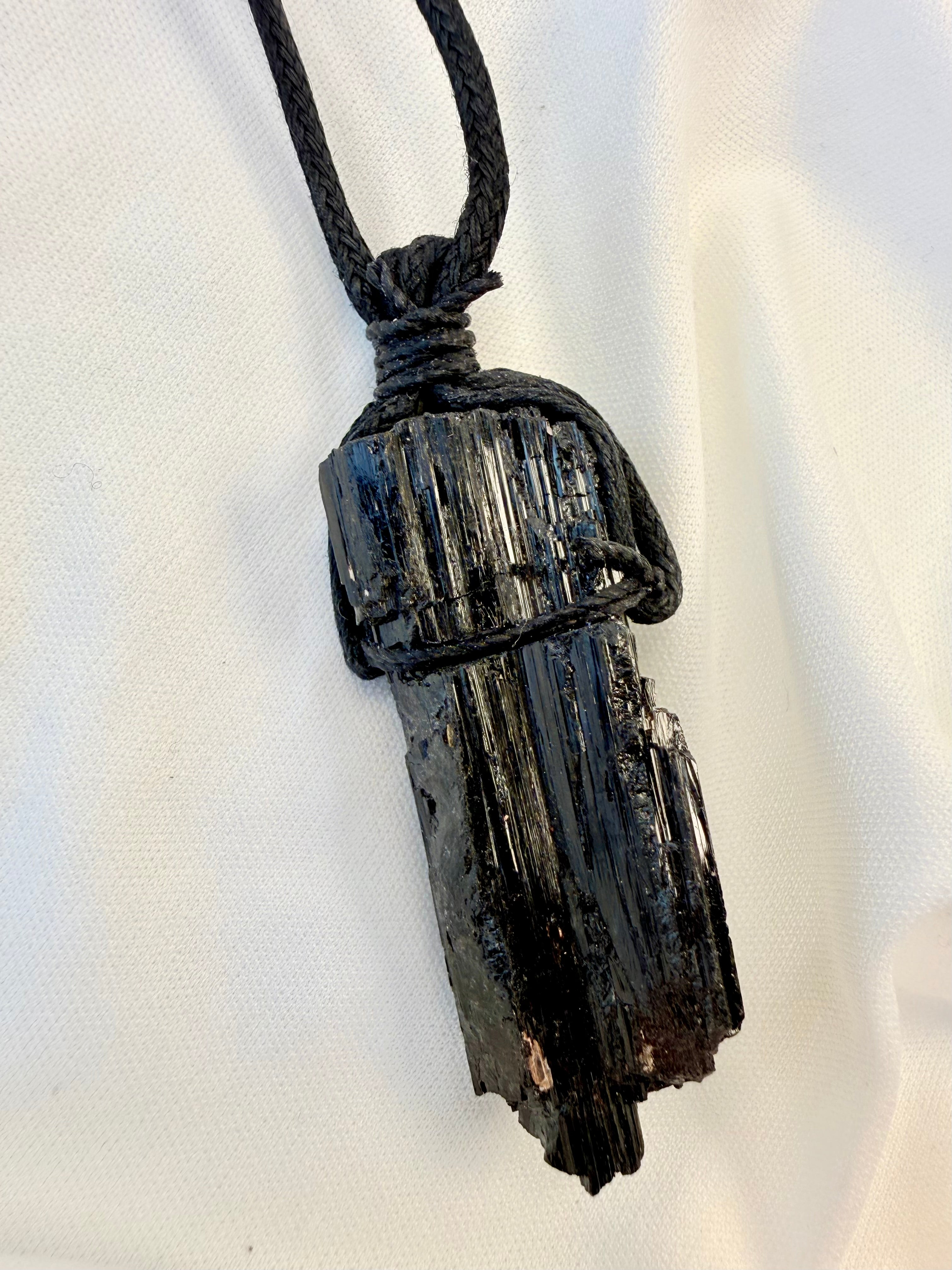 STYRKE OG JORDFORBINDELSE - AMULET - UNIKA