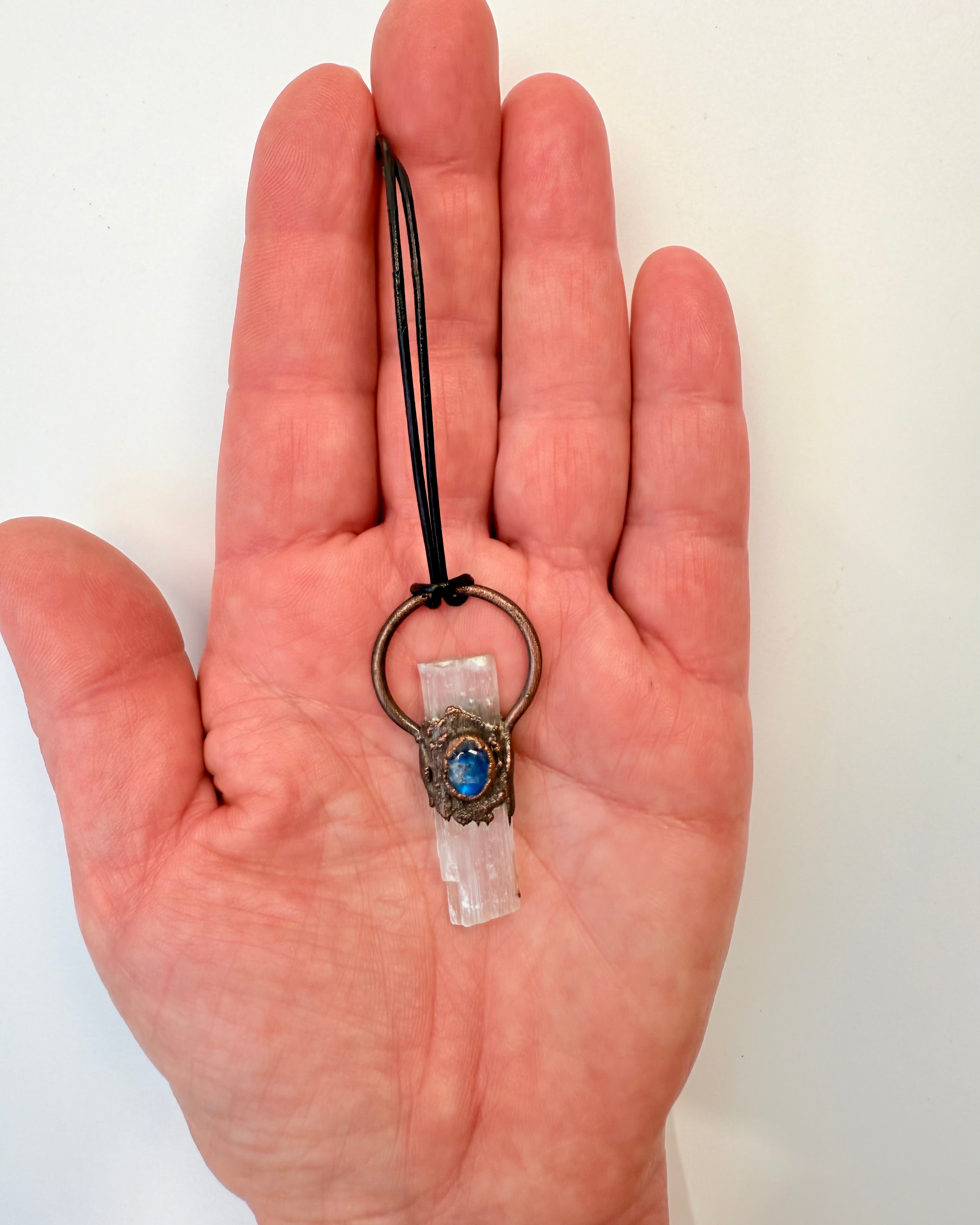 ÅBNER FORBINDELSER MELLEM DIMENSIONER - AMULET - UNIKA