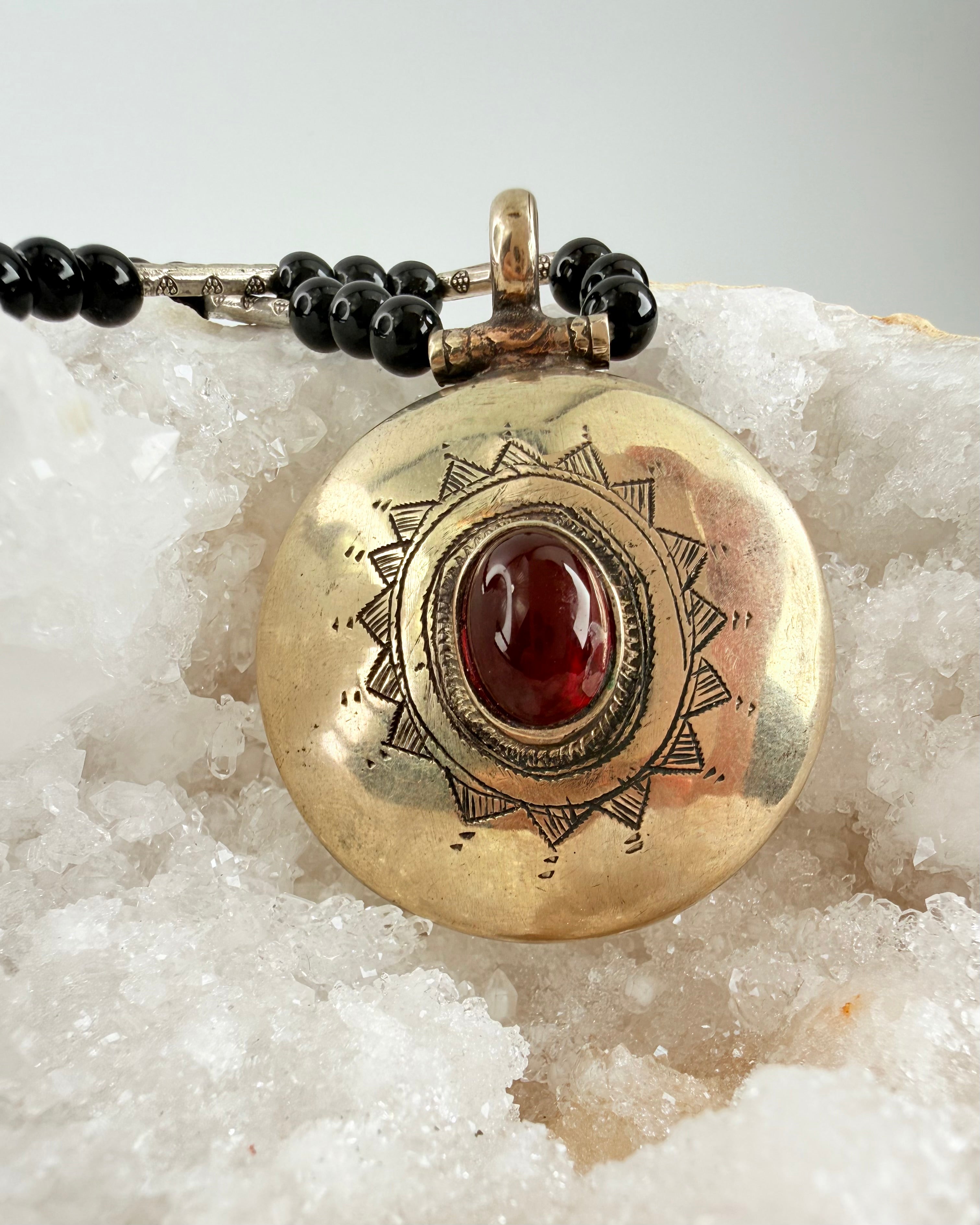 REJS I HØJERE DIMENSIONER - AMULET - UNIKA