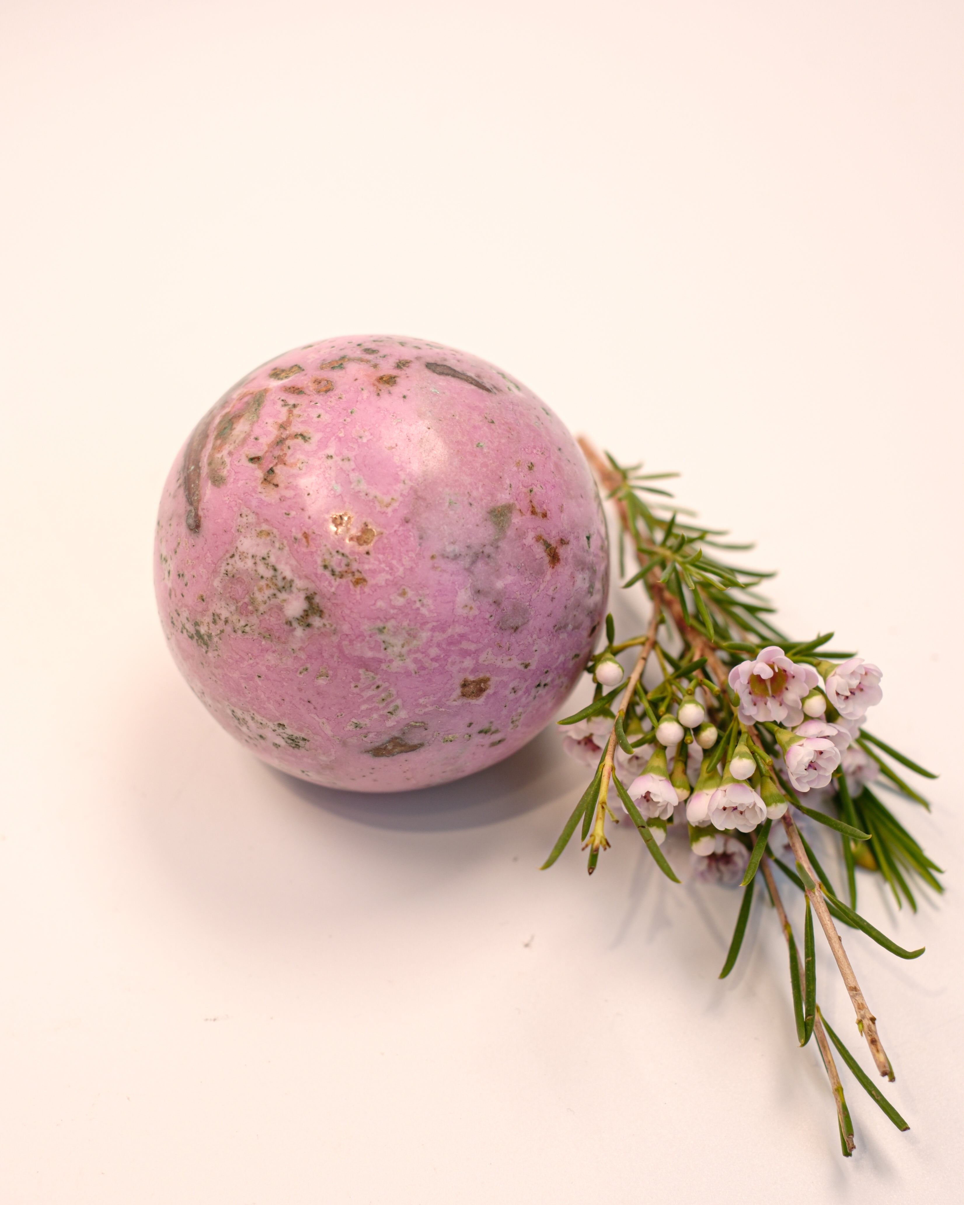 FEMININ SJÆLEBLOMSTRING - KRYSTALKUGLE - UNIKA