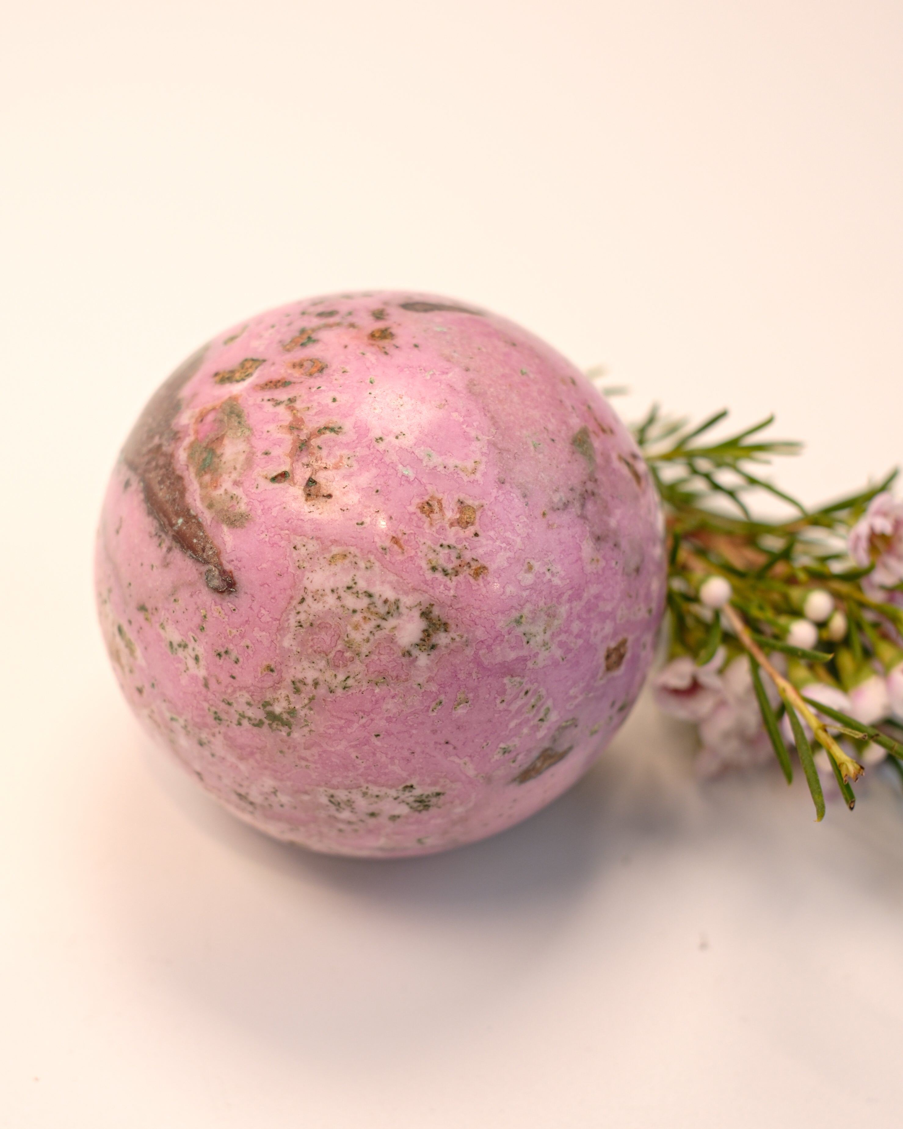 FEMININ SJÆLEBLOMSTRING - KRYSTALKUGLE - UNIKA