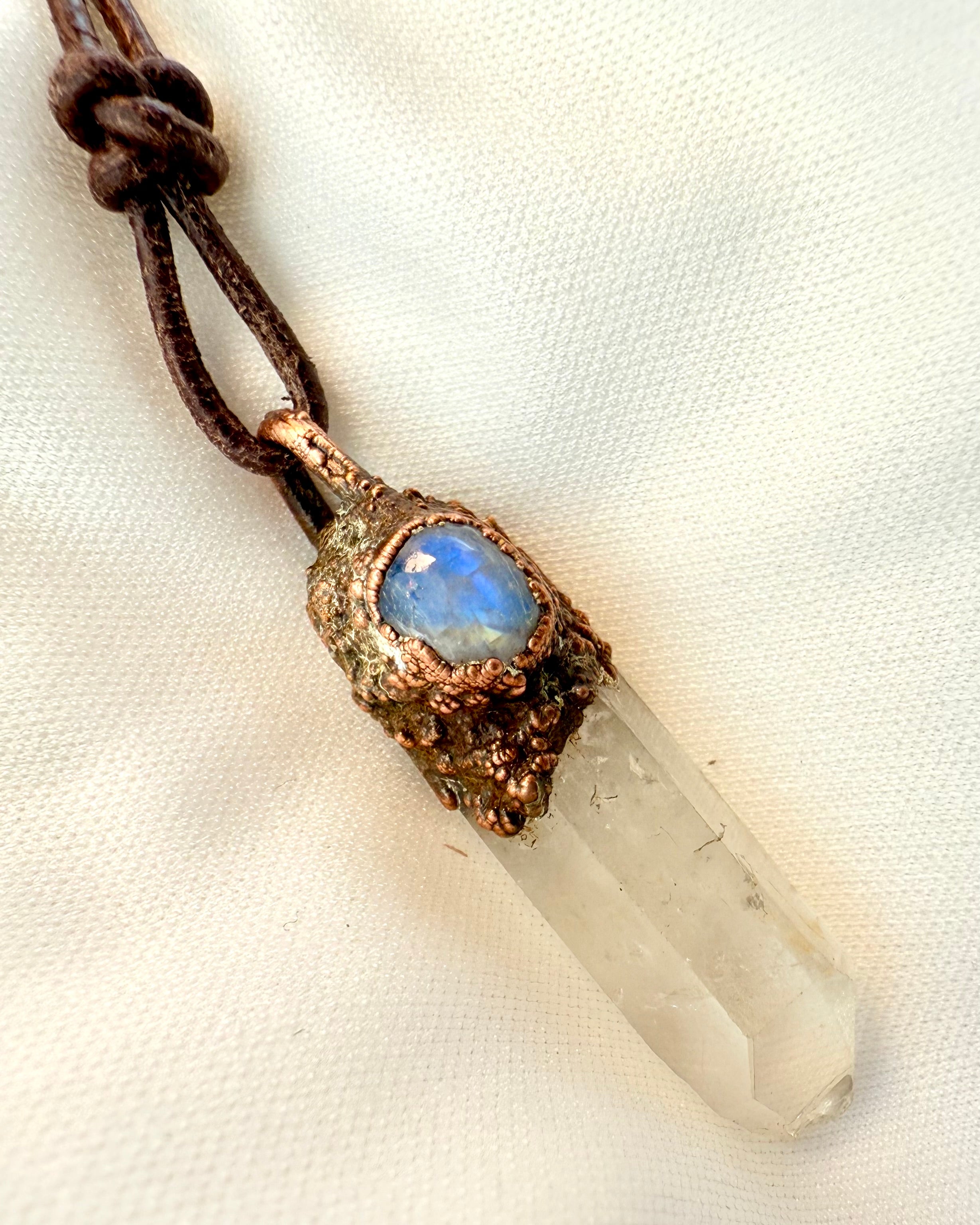 UNDER OVERFLADEN - AMULET - UNIKA