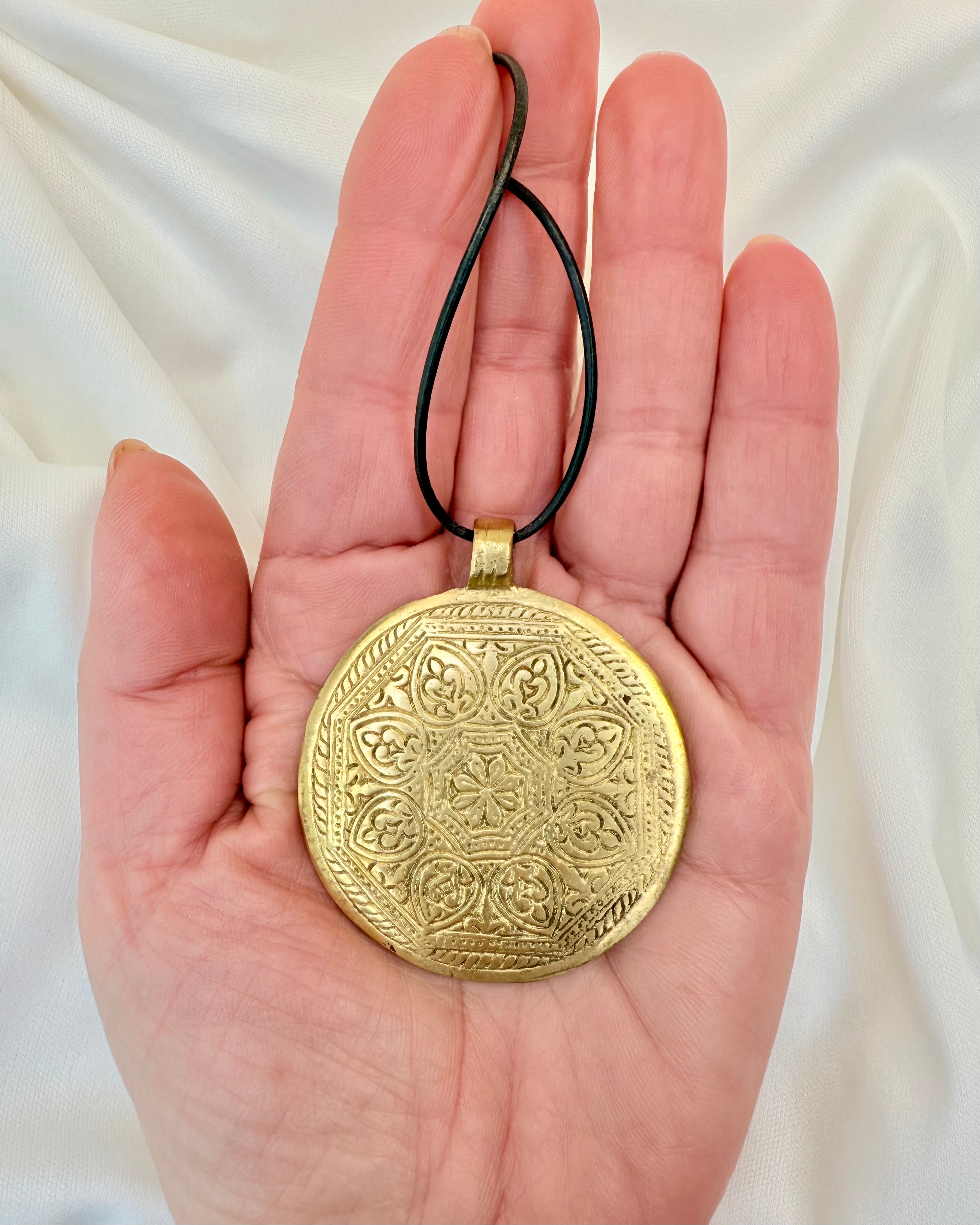 MELLEM HIMMEL OG JORD - AMULET - UNIKA
