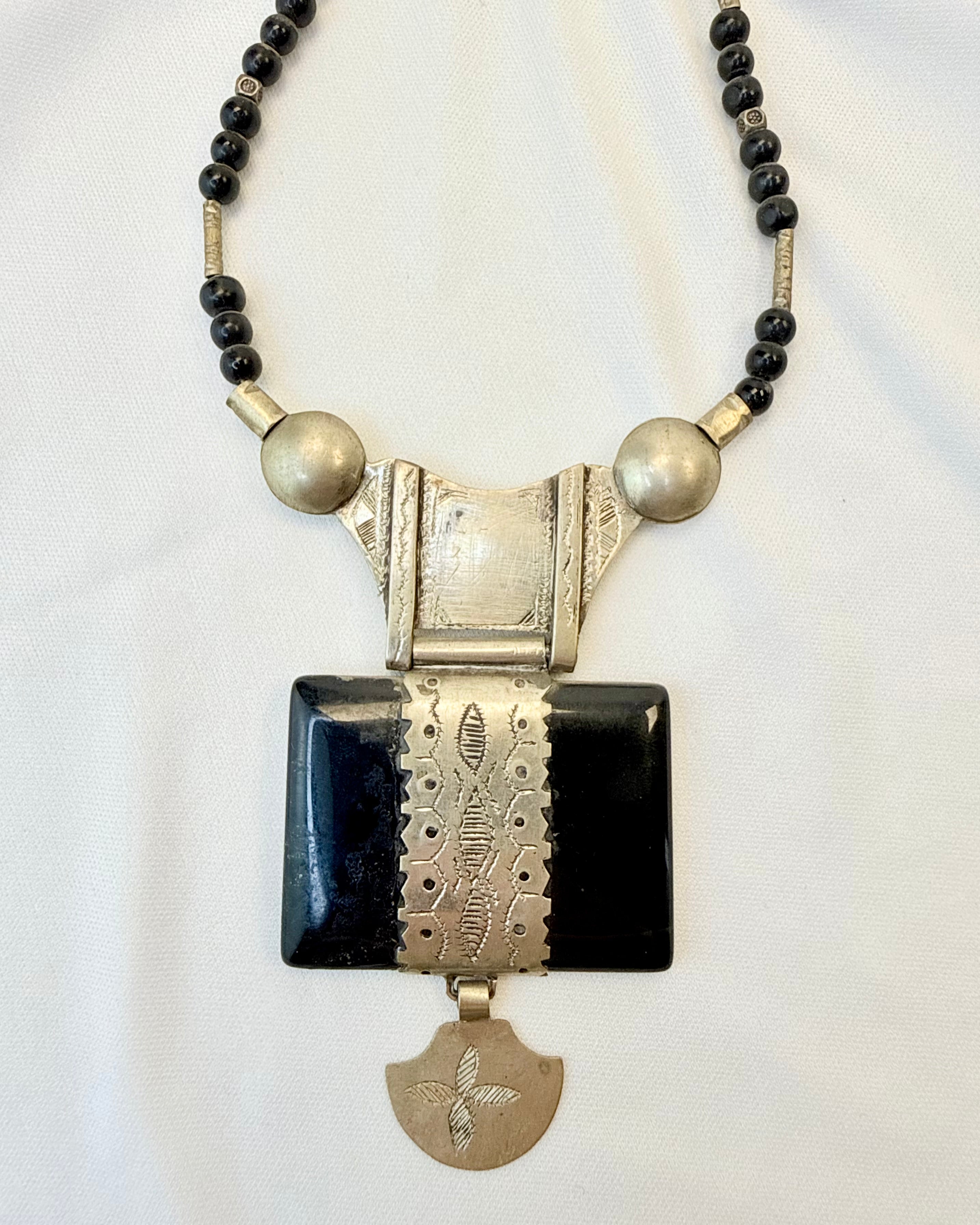 FIND DIN PLADS - AMULET - UNIKA