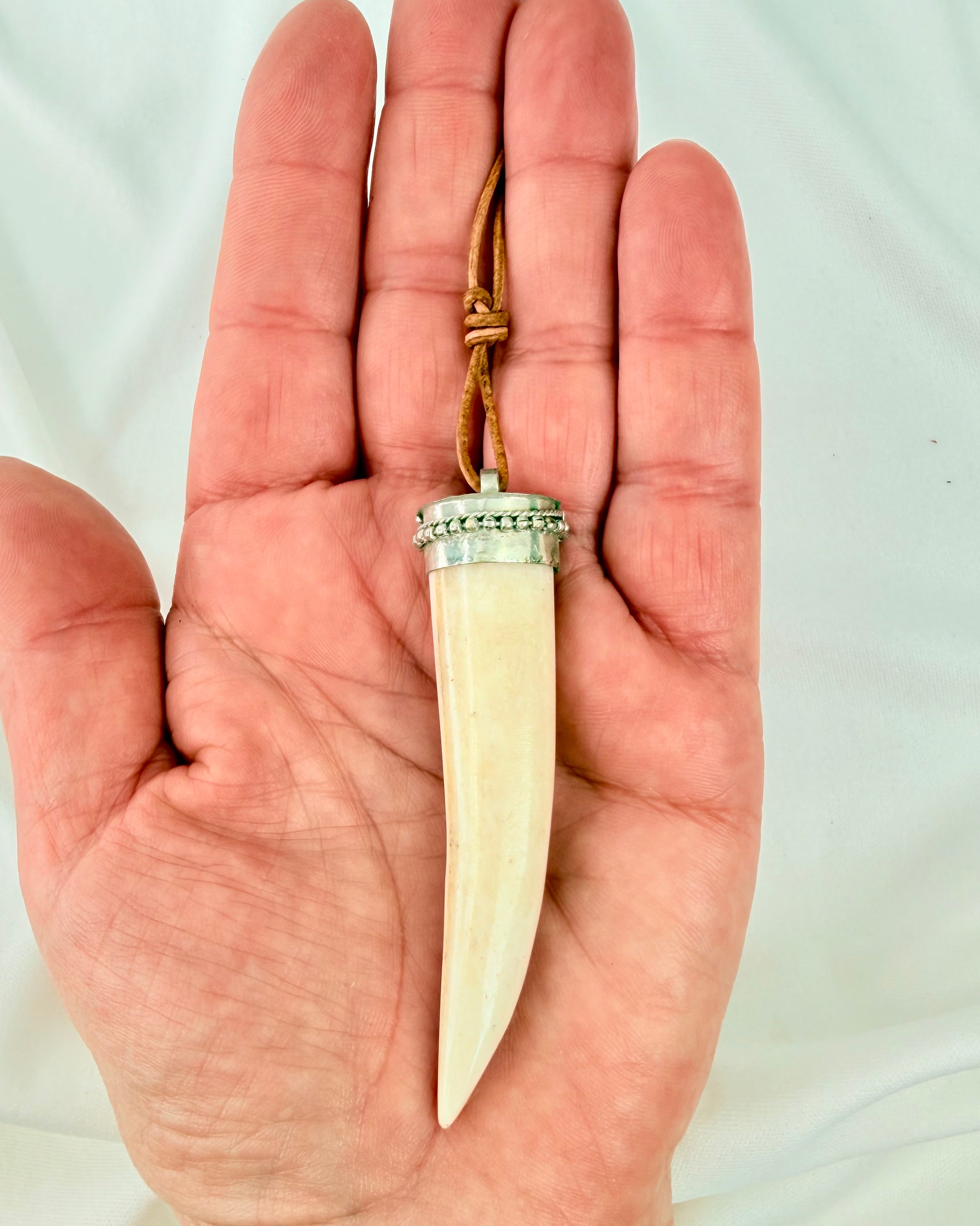 SLIP ILLUSIONER OG SE DEN SANDE VEJ - AMULET - UNIKA