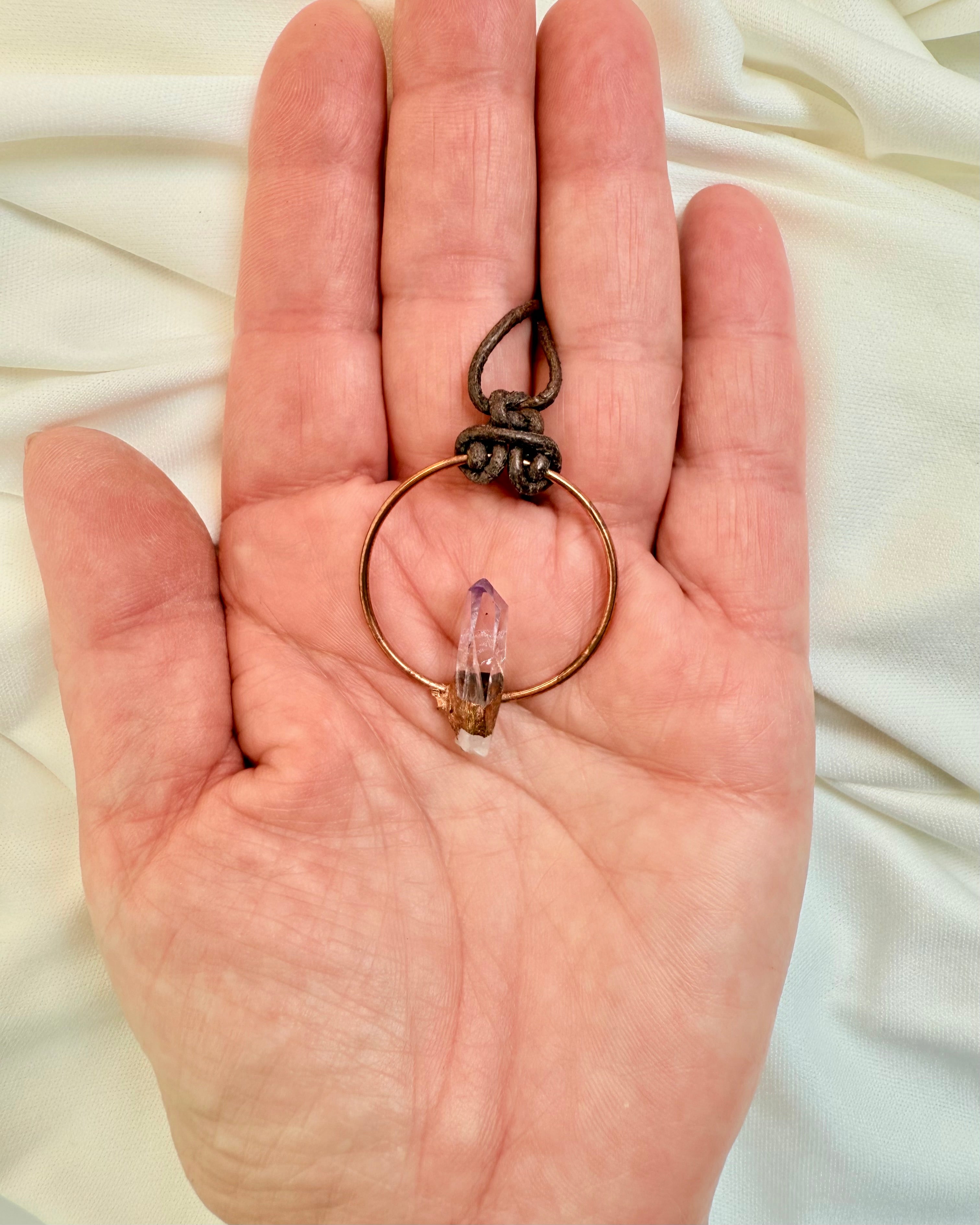 DIREKTE KANAL - GUDINDENS AMULET 1 tilb