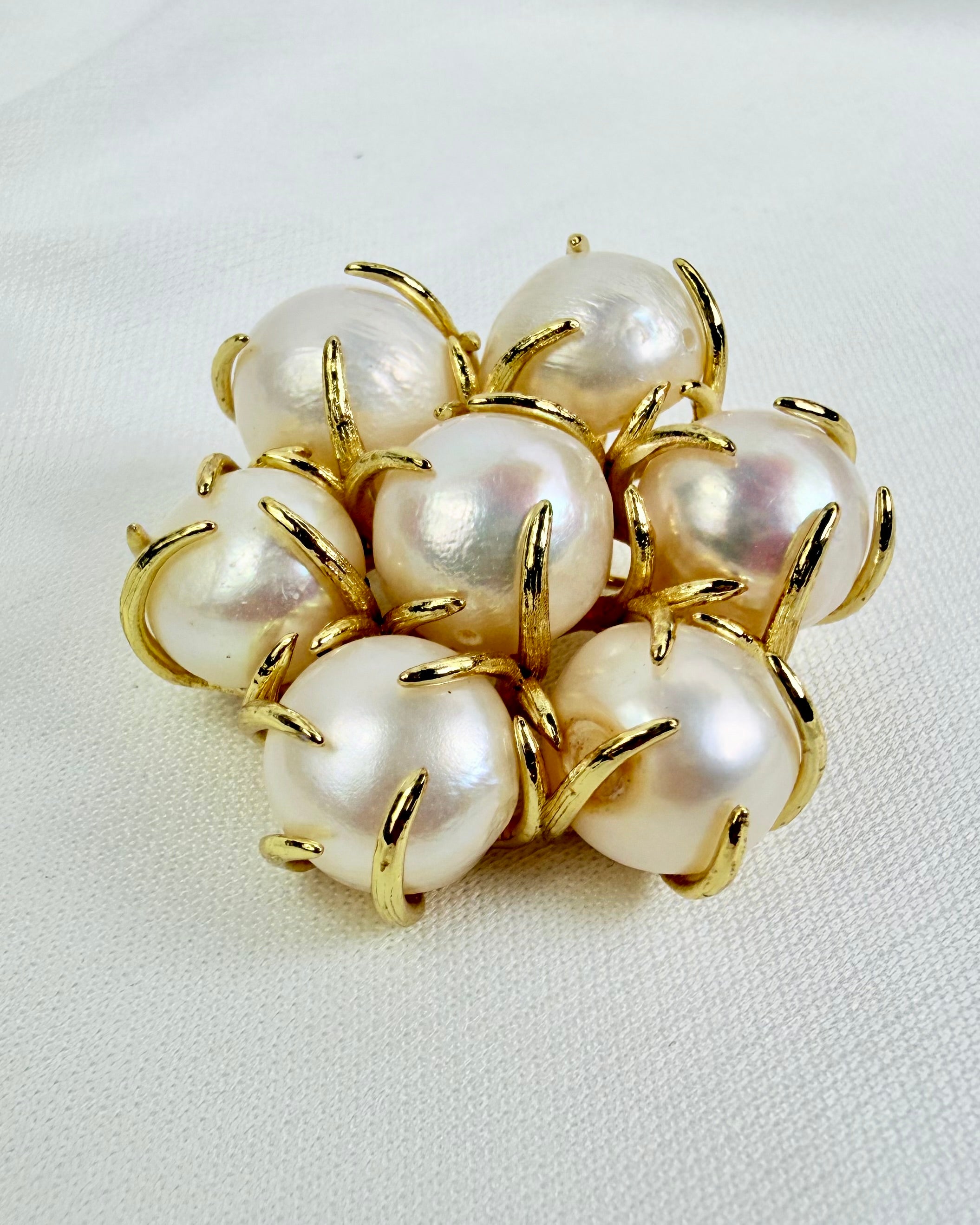 SJÆLENS KONSTANTE GENFØDSEL - BROCHE