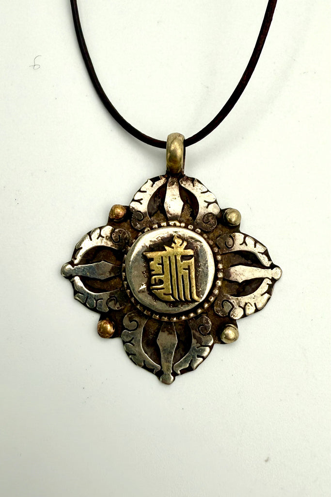 OVERSKUD OG TRYGHED - AMULET