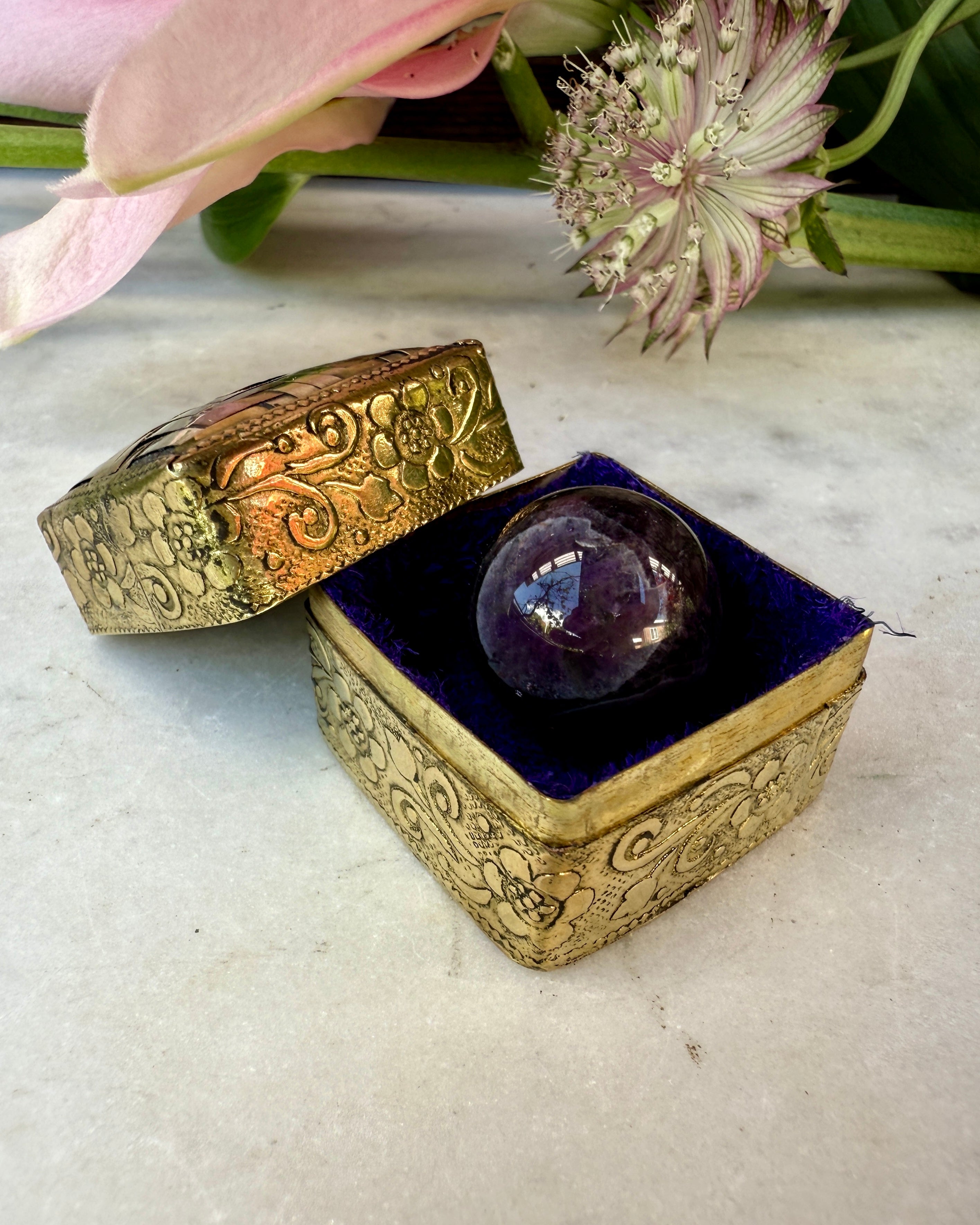 MY TREASURE - ÆSKE m krystalkugle