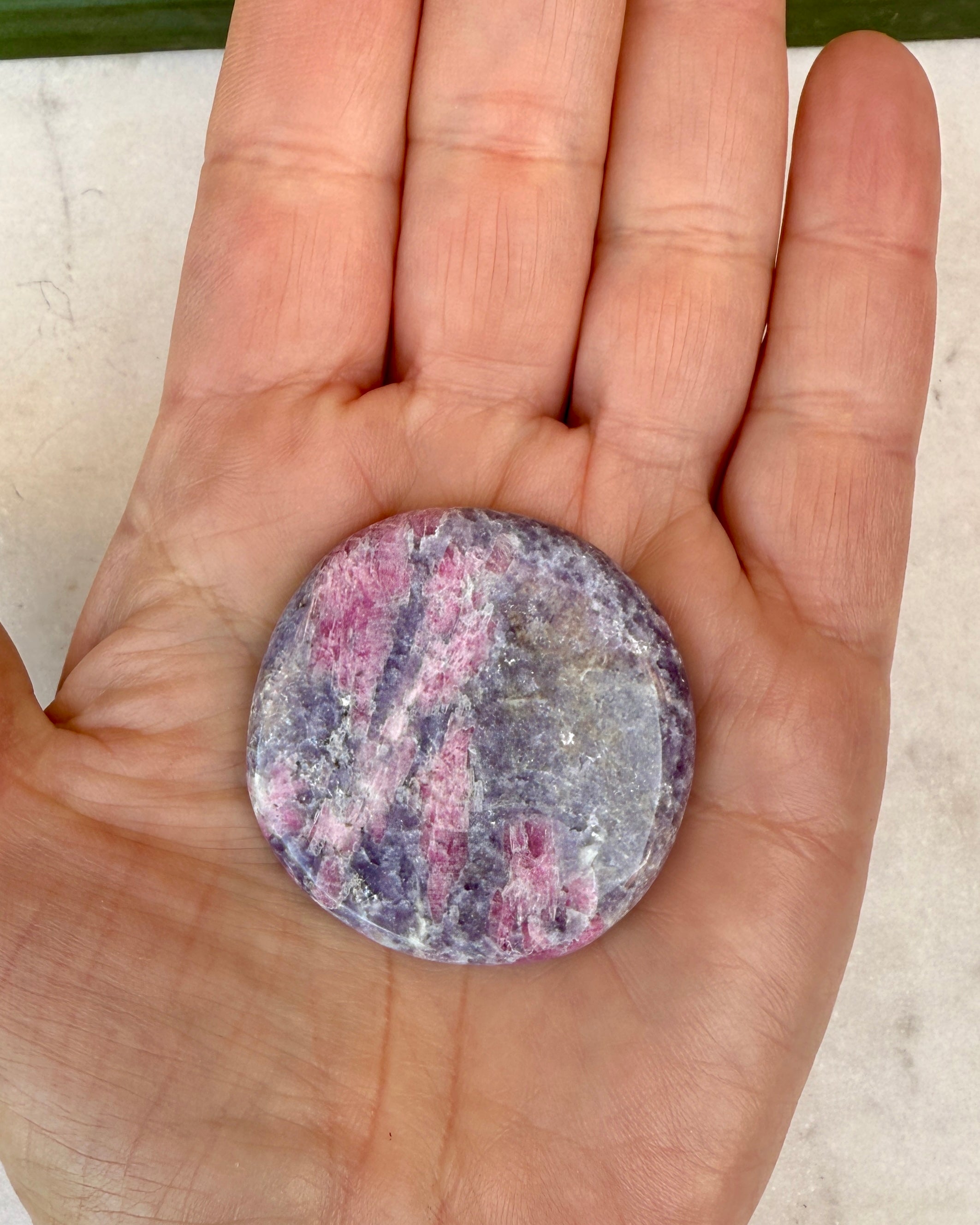 LINDRER TANKEMYLDER OG GIVER RO - KRYSTAL