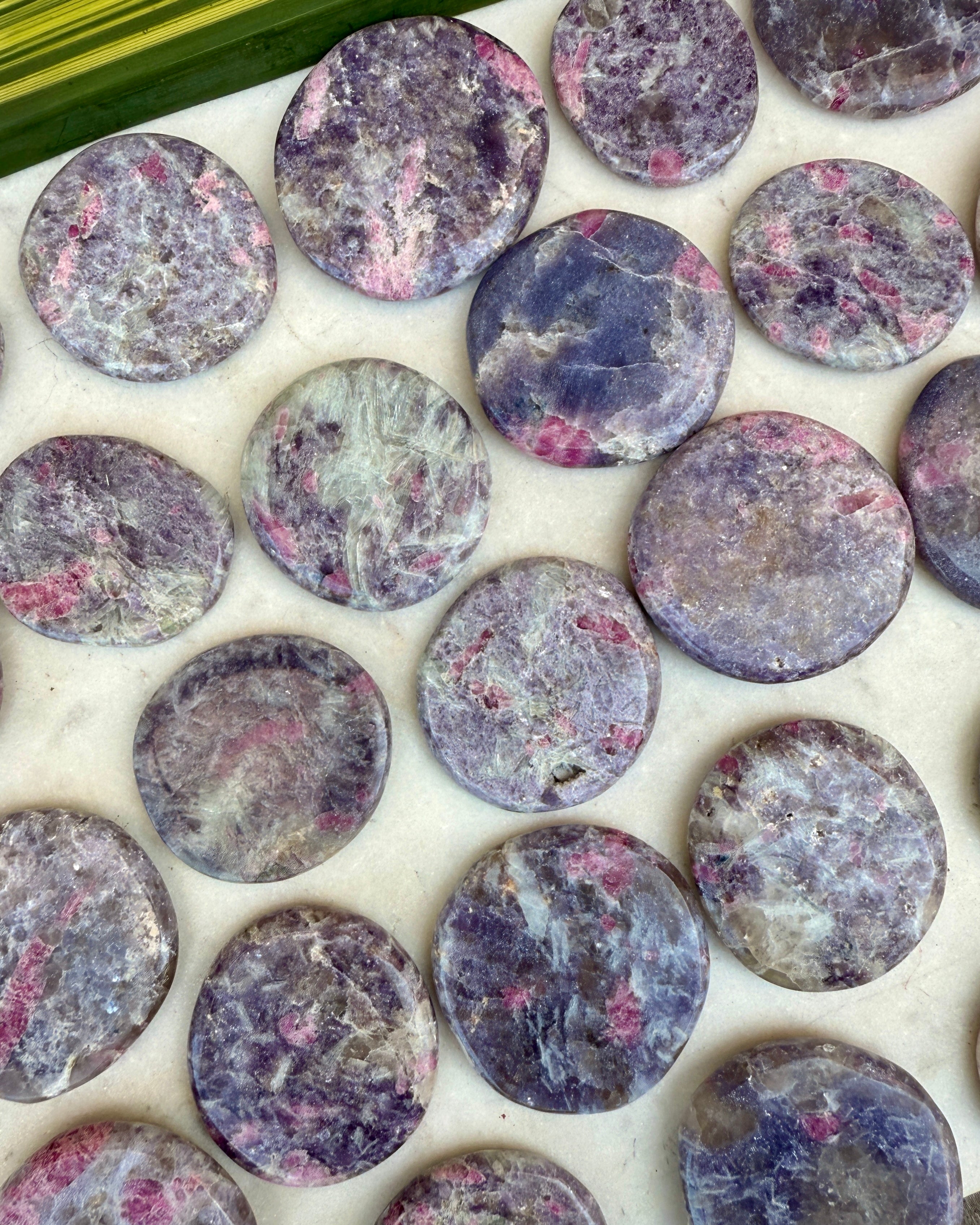 LINDRER TANKEMYLDER OG GIVER RO - KRYSTAL