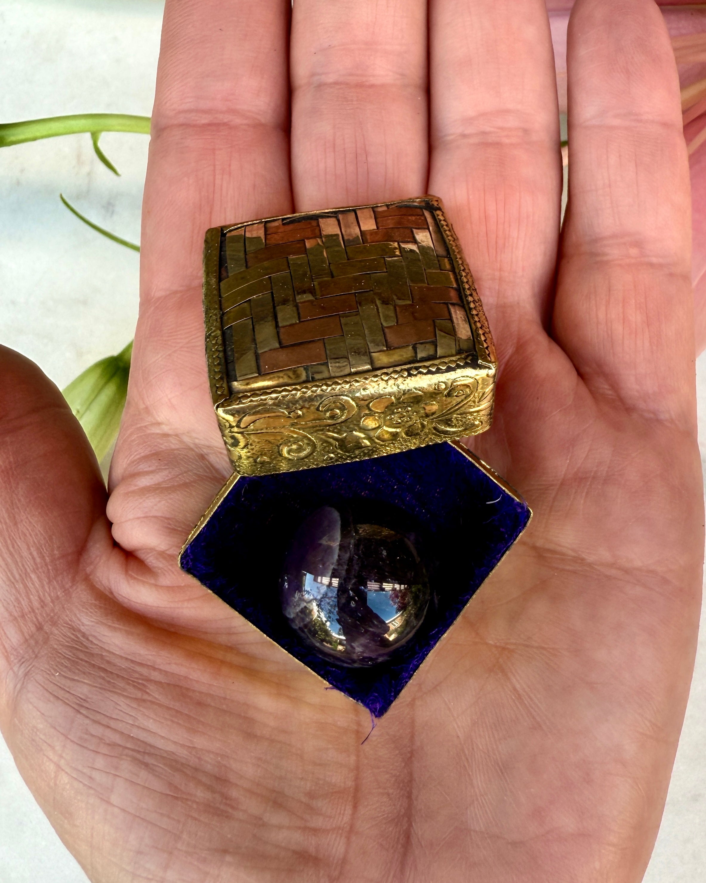 MY TREASURE - ÆSKE m krystalkugle