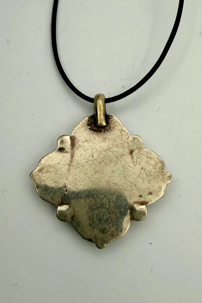 OVERSKUD OG TRYGHED - AMULET